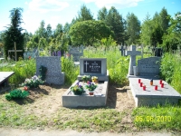 Sprzątnięty grób ziemny na warszawskim cmentarzu P